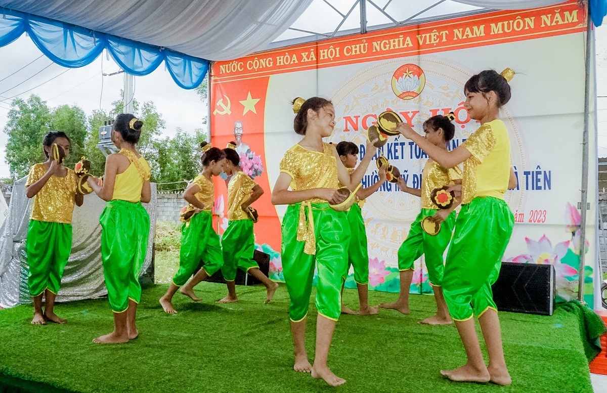 Tiết mục biểu diễn văn nghệ trong Ngày hội của các em nhỏ đồng bào Khmer