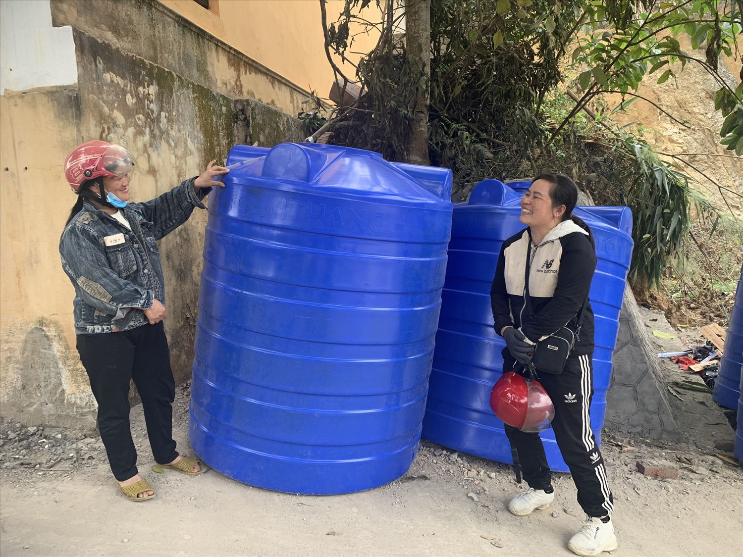 Niềm vui của người dân xã Hiền Lương, huyện Đà Bắc khi được hỗ trợ téc nước sinh hoạt từ nguồn vốn Chương trình MTQG 1719