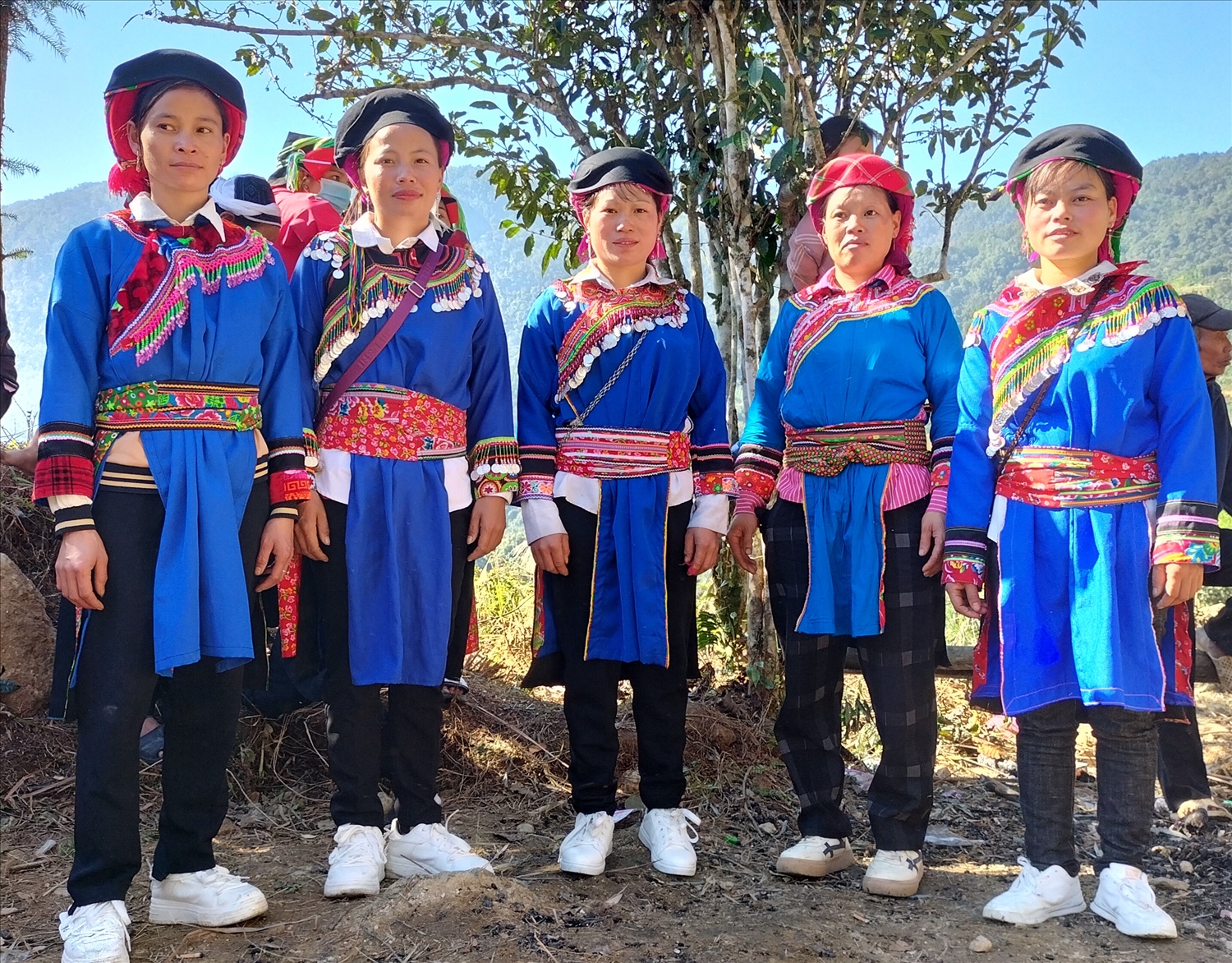 Trang phục truyền thống của phụ nữ Cờ Lao. (Trong ảnh: Các cô gái dân tộc Cờ Lao trong Ngày hội đoàn kết toàn dân tộc được tổ chức ngày 18/11/2023 tại thôn Đán Khao, xã Thượng Sơn, huyện Vị Xuyên, tỉnh Hà Giang 