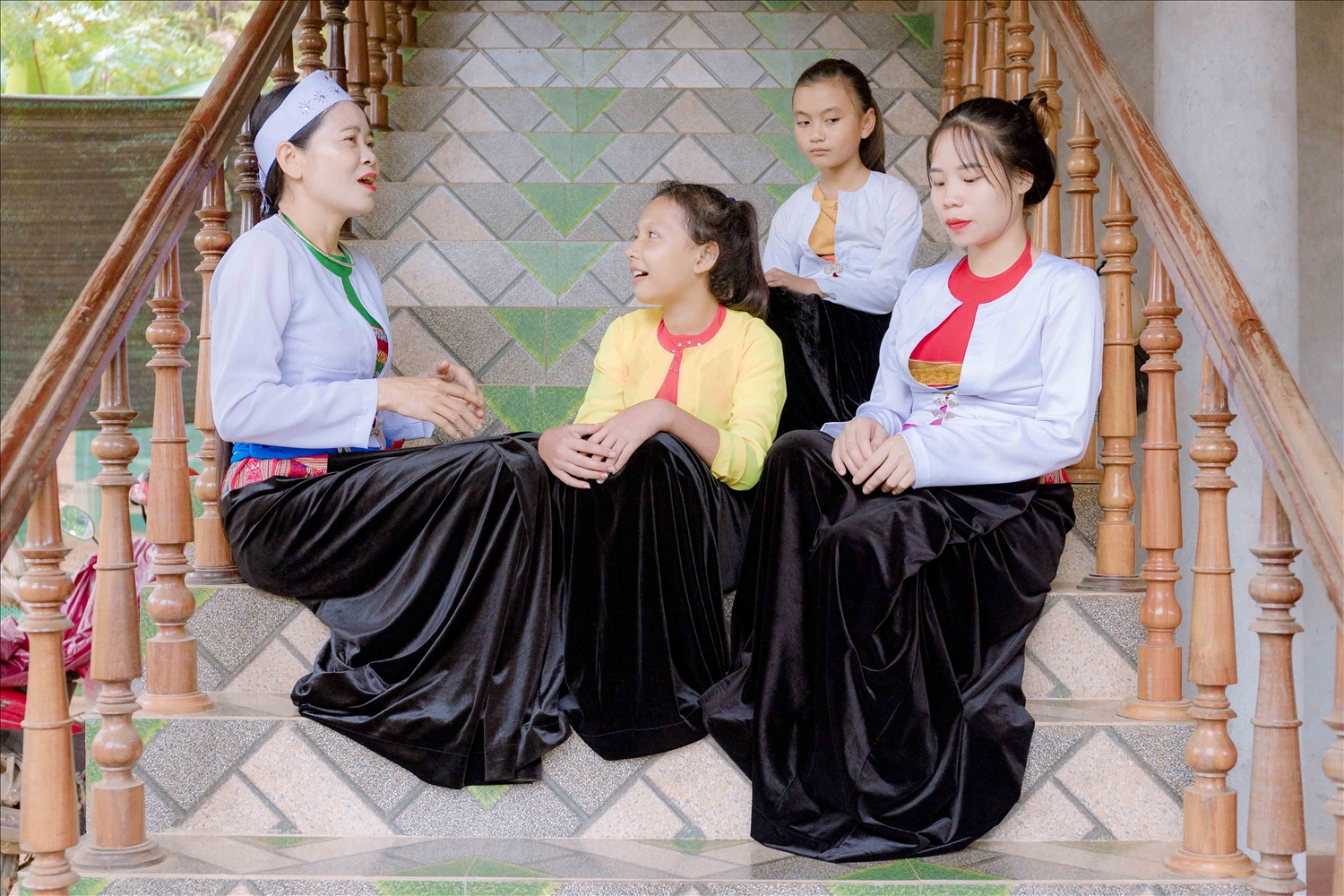 Nghệ nhân Quách Thị Lon dạy các em nhỏ tại Bản Khanh học hát những ca khúc dân ca của dân tộc mình