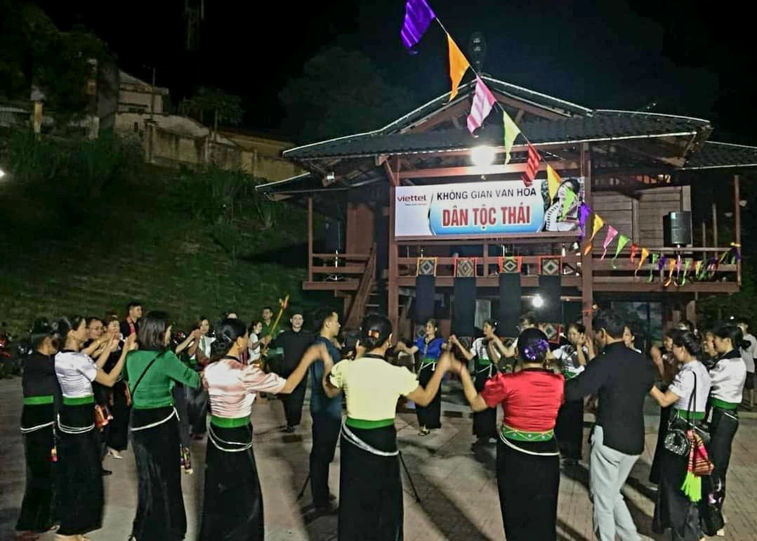 Các tiết mục dân ca, dân vũ luôn là một phần không thể thiếu trong các trong các sự kiện cũng như sinh hoạt văn hóa cộng đồng tại Lai Châu