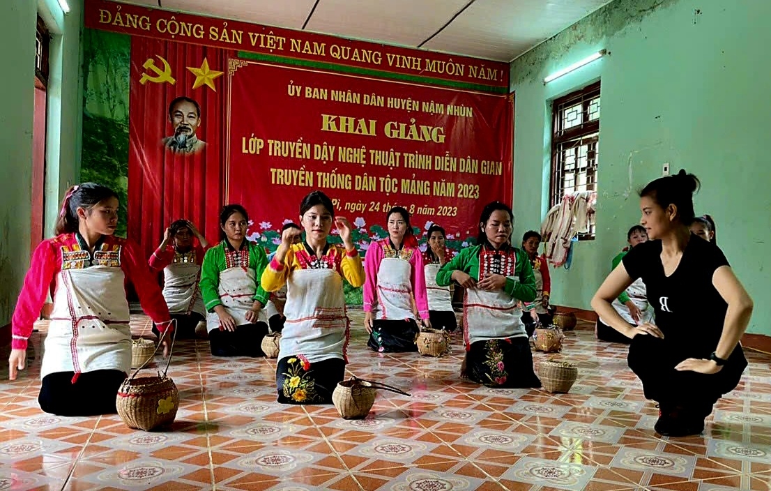 Biên đạo múa Mào Thị Đức hướng dẫn tại lớp truyền dậy nghệ thuật trình diễn dân gian dân tộc Mảng tại xã Nậm Pì, huyện Nậm Nhùn