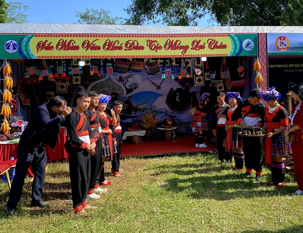 Đội văn nghệ bản Sin Suối Hồ, xã Sin Suối Hồ, huyện Phong Thổ tham gia Liên hoan Làng du lịch cộng đồng các tỉnh Tây Bắc mở rộng năm 2023, tại tỉnh Hòa Bình 