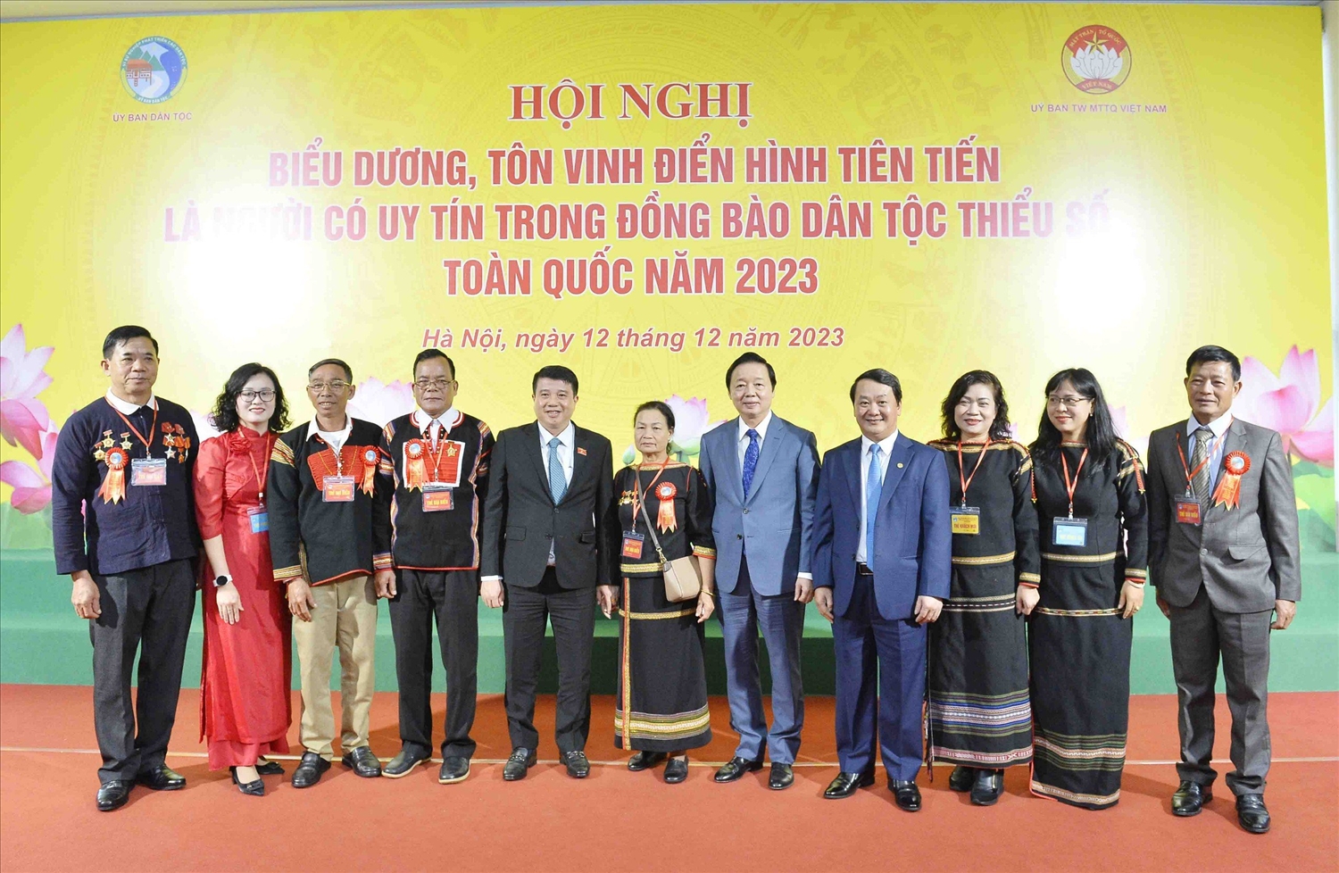 Phó Thủ tướng Trần Hồng Hà và Bộ trưởng, Chủ nhiệm UBND Hầu A Lềnh chụp ảnh lưu niệm với Người có uy tín tại Hội nghị biểu dương, tôn vinh điển hình tiên tiến là Người có uy tín trong đồng bào DTTS toàn quốc năm 2023
