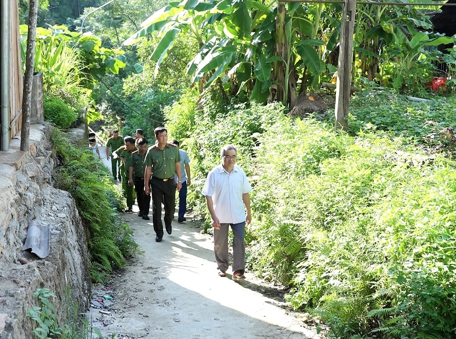 Giám đốc Công an tỉnh Tuyên Quang Phạm Kim Đĩnh nắm tình hình an ninh trật tự tại xã Thượng Nông, huyện Na Hang. 