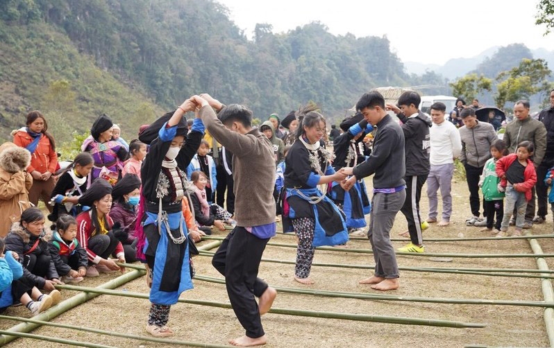 Đồng bào Mông ở xã Làng Mô, huyện Sìn Hồ chung vui ngày hội văn hóa 