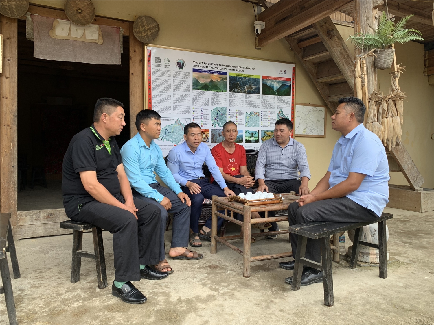 Lãnh đạo Ban Dân vận Huyện ủy Đồng Văn thăm hỏi, nói chuyện với Người có uy tín tại thôn Lô Lô Chải - xã Lũng Cú 