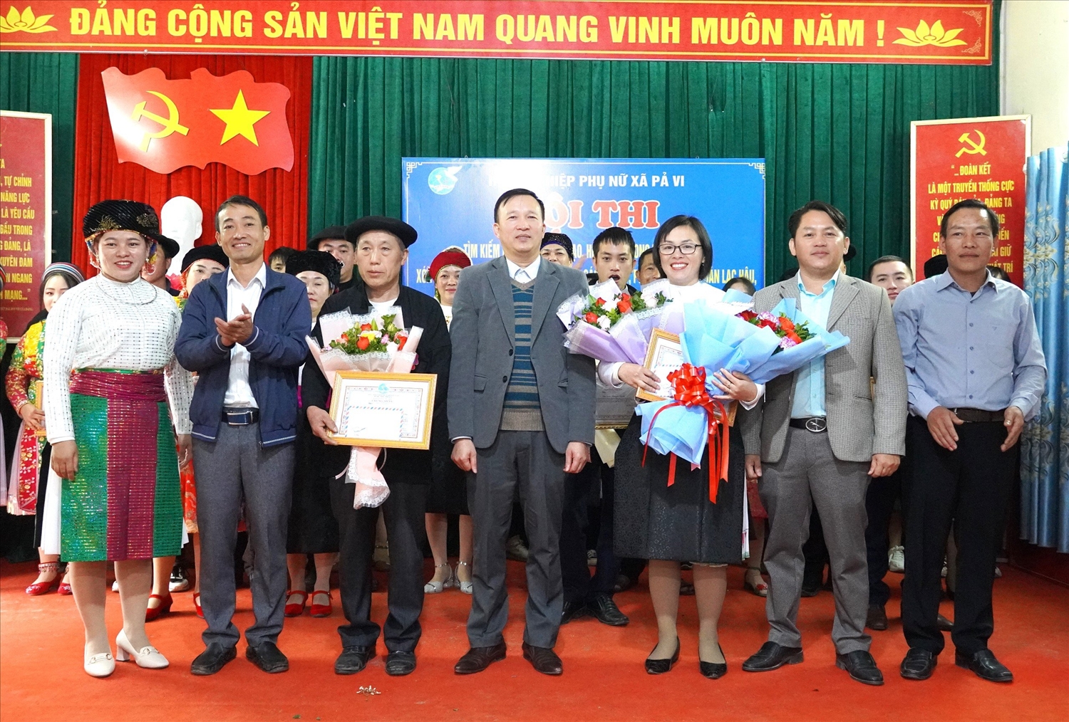 Lãnh đạo xã Pả Vi (Mèo Vạc, Hà Giang) trao giải Nhất cho thôn Mã Pí Lèng, giải nhì cho thôn Pả Vi Thượng.