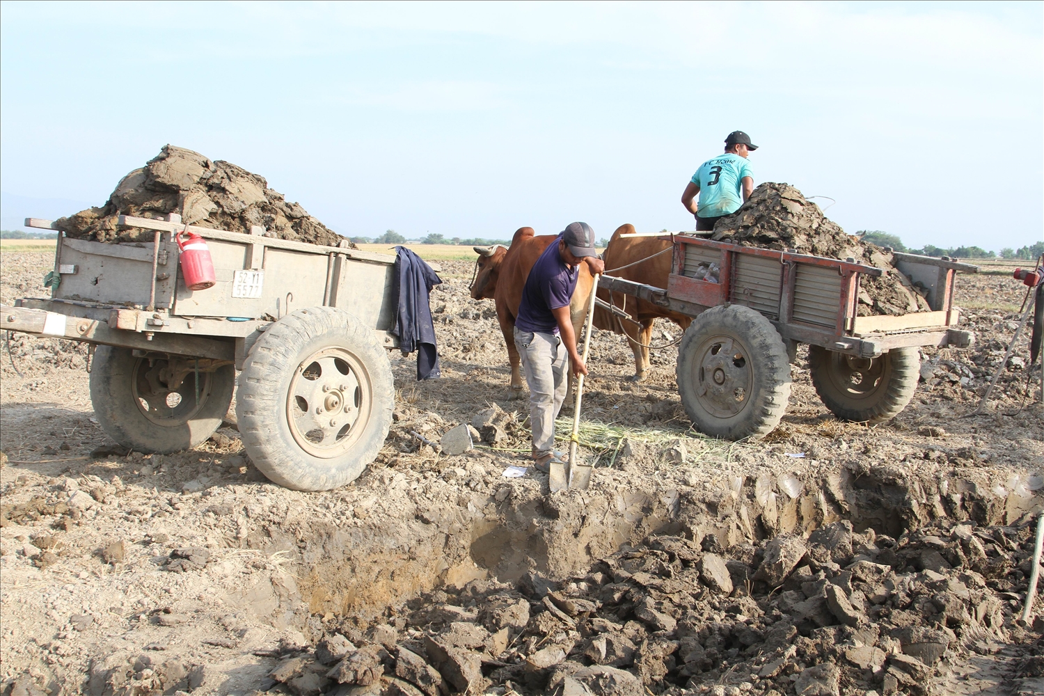 Người dân khai thác đất sét cung cấp nguyên liệu cho HTX Gốm Chăm Bàu Trúc.