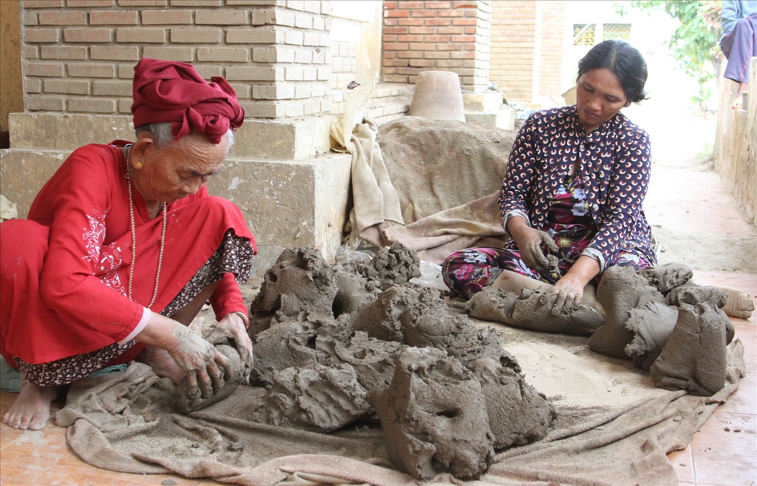 Các nghệ nhân HTX Gốm Chăm Bàu Trúc nhào trộn đất sét nguyên liệu. 