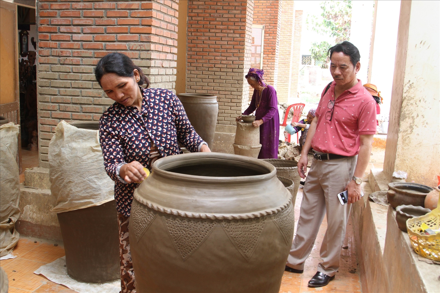 Các nghệ nhân HTX Gốm Chăm Bàu Trúc sản xuất chuẩn bị phục vụ thị trường Tết Nguyên đán Giáp Thìn 2024. 