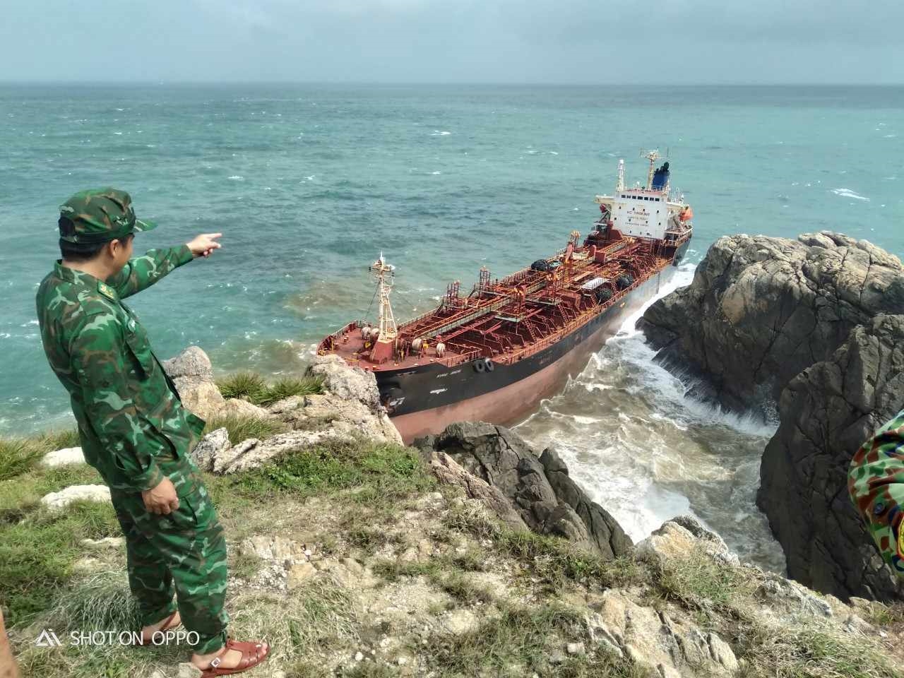 Tàu nước ngoài bị sóng đánh dạt vào đảo cù lao chàm (Ảnh Hồng Anh)