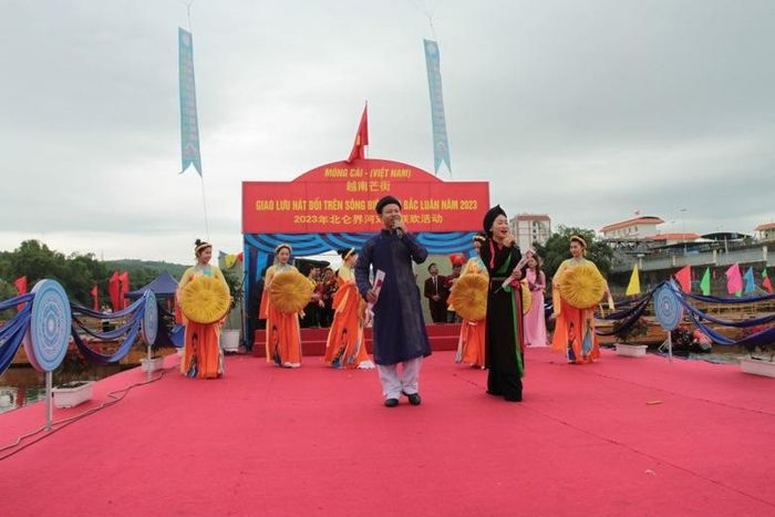 (BCĐ- CĐ Thông tin đối ngoại) Độc đáo màn hát đối trên sông biên giới Việt - Trung