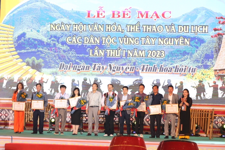 Tặng Bằng khen của Chủ tịch UBND tỉnh Kon Tum cho 09 tập thể 
