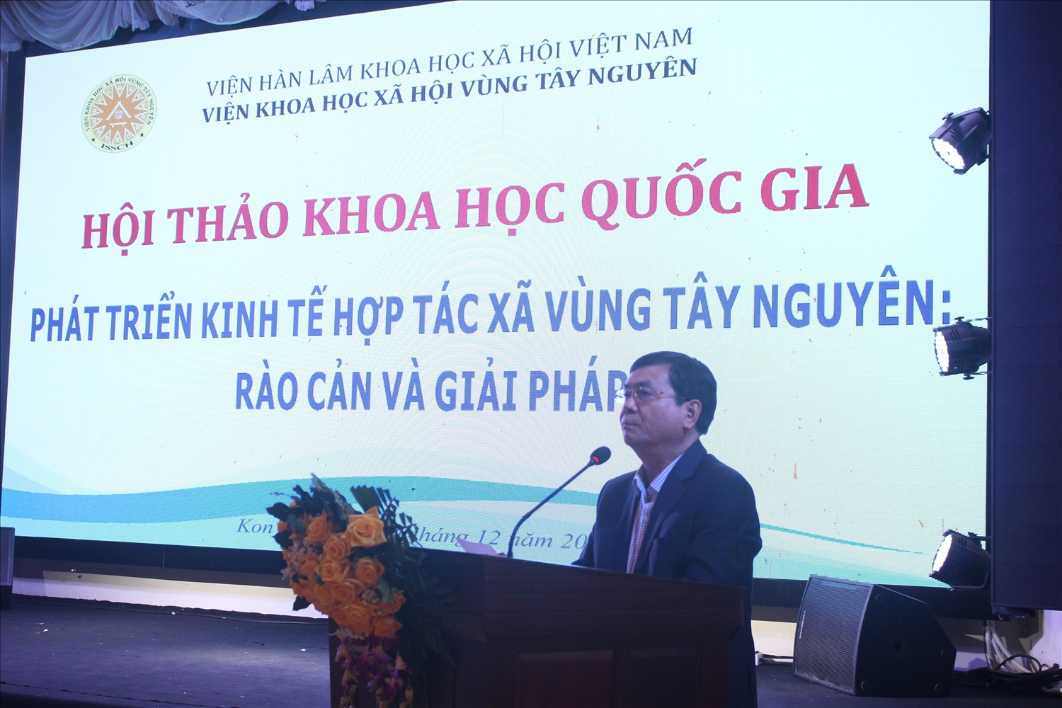 Ông Nguyễn Hữu Tháp, Phó Chủ tịch UBND tỉnh Kon Tum phát biểu tại Hội thảo
