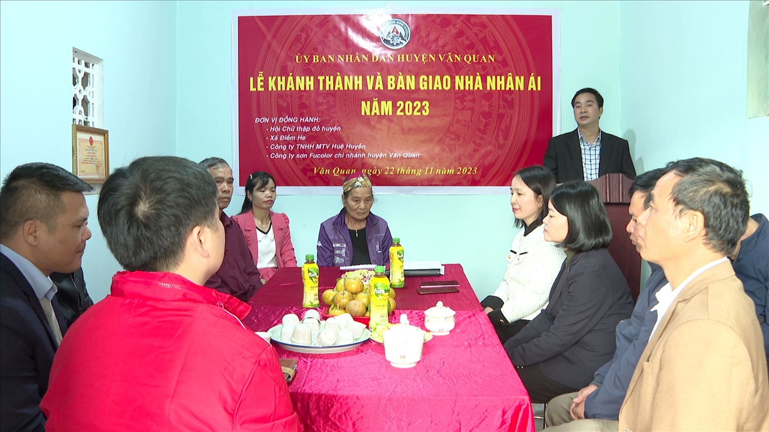 Lễ bàn giao nhà nhân ái cho gia đình bà Hoàng Thị Kim Oanh, thôn Nà Súng, xã Điềm He, huyện Văn Quan