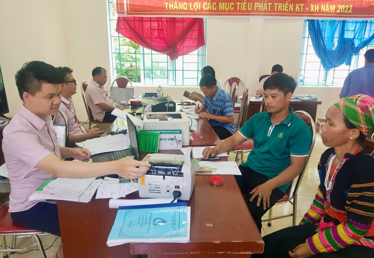 Phòng Giao dịch Ngân hàng CSXH huyện Bảo Lâm giải ngân vốn vay cho hộ nghèo xã Đức Hạnh