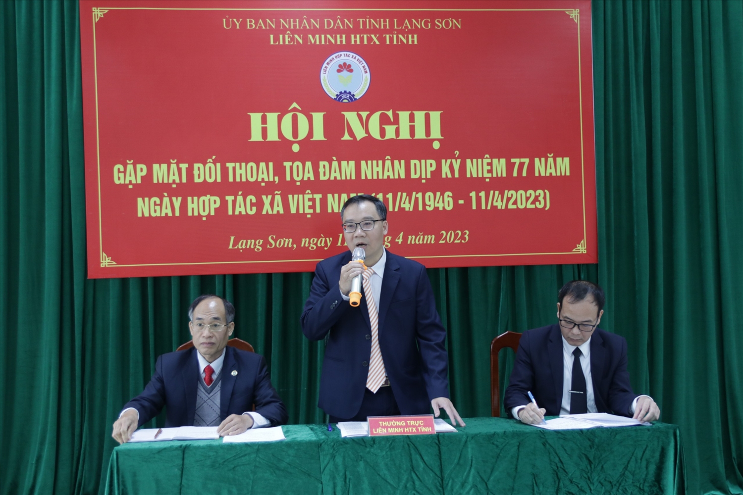 Lãnh đạo Liên minh HTX tỉnh Lạng Sơn trao đổi tại buổi gặp mặt đối thoại, tọa đàm nhân Ngày HTX Việt Nam.