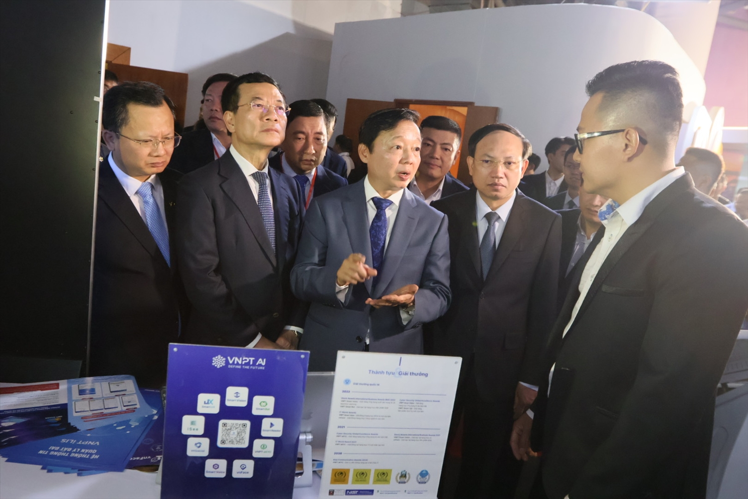 Phó Thủ tướng Trần Hồng Hà tham quan gian hàng trưng bày tại Diễn đàn