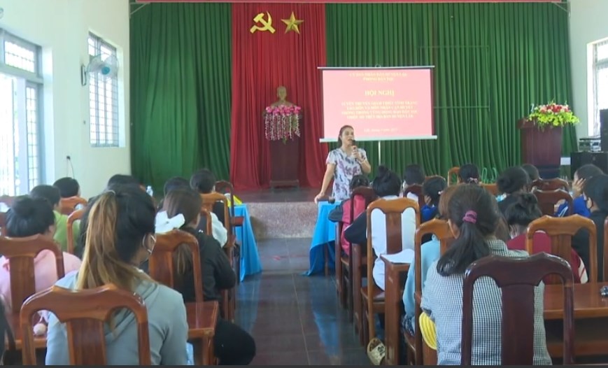 Hội nghị tuyên truyền tảo hôn và hôn nhân cận huyết thống trong vùng đồng bào dân tộc thiểu số tại xã Ea R’bin và xã Krông Nô (Đăk Lăk). 