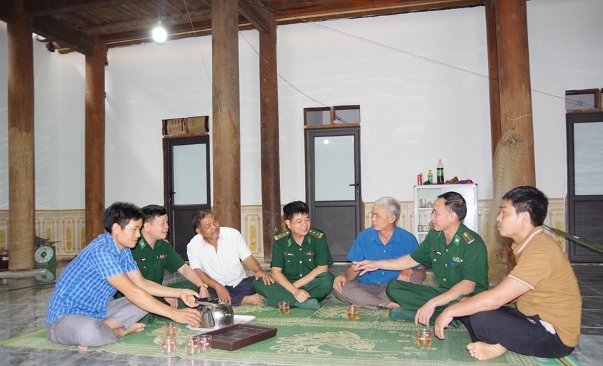 Cán bộ đồn biên phòng Tam Quang phối hợp cùng người có uy tín tuyên truyền, vận động người dân thi đua lao động sản xuất, giữ an ninh trật tự vùng biên
