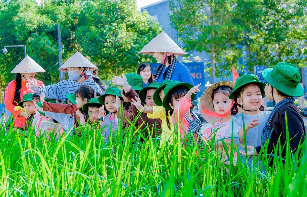 Các em nhỏ thích thú trải nghiệm với các tiểu cảnh lúa được trưng bày tại Con đường lúa gạo Việt Nam