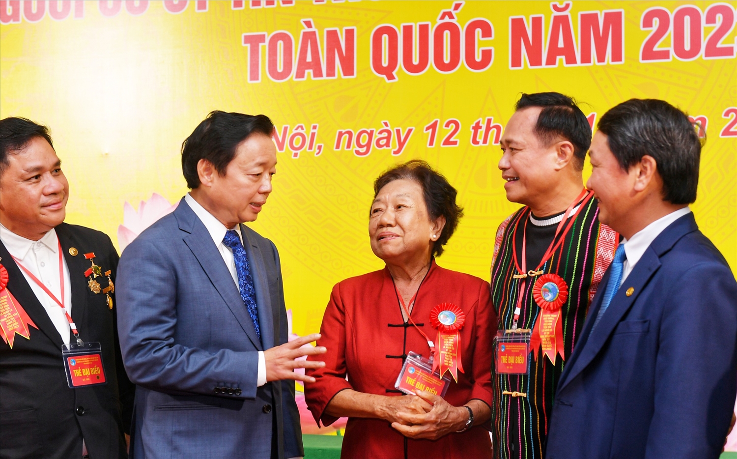Phó Thủ tướng Chính phủ Trần Hồng Hà và Bộ trưởng, Chủ nhiệm Ủy ban Dân tộc Hầu A Lềnh trò chuyện với đại biểu bên lề Hội nghị