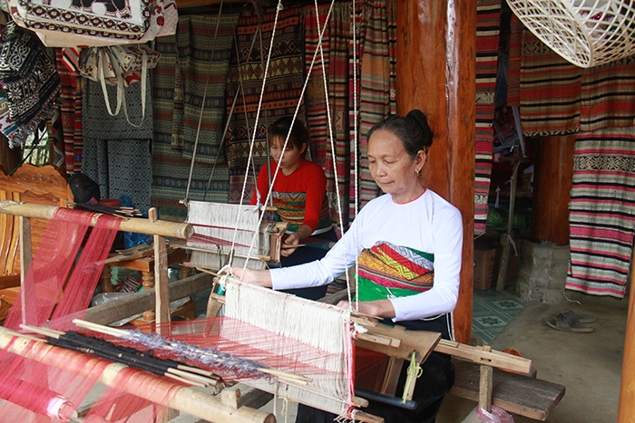 Bà Lò Thị Dân, một trong những người cao tuổi nhất hiện nay còn làm nghề dệt thổ cẩm tại thôn Lặn Ngoài, xã Lũng Niêm