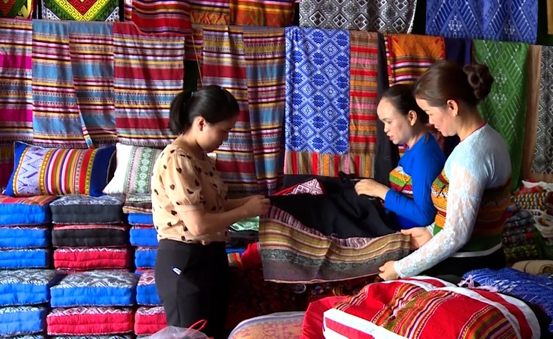 Nhờ nghề dệt thổ cẩm truyền thống đã mang lại nguồn thu nhập ổn định cho bà con dân tộc Thái tại xã Lũng Niêm