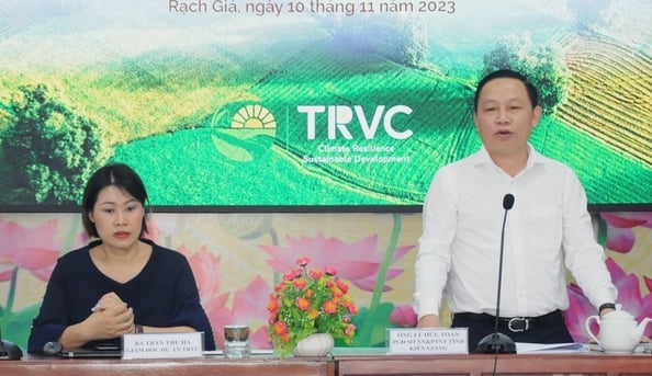 Bà Trần Thu Hà, Giám đốc Dự án TRVC và ông Lê Hữu Toàn, Phó Giám đốc Sở NN-PTNT tỉnh Kiên Giang đồng chủ trì hội nghị. 