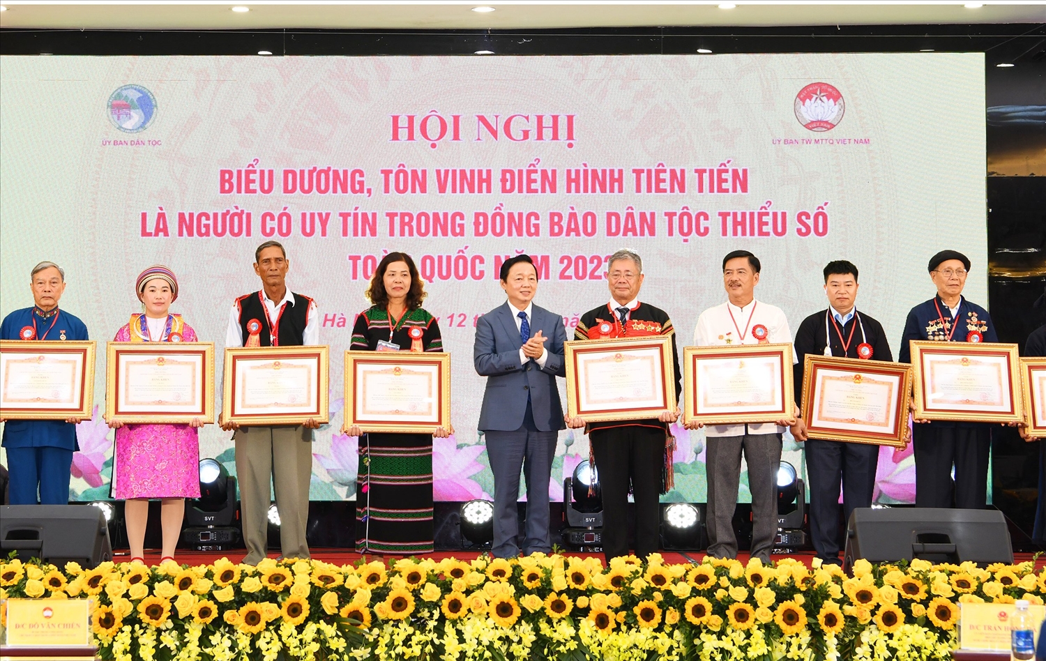 Phó Thủ tướng Chính phủ Trần Hồng Hà tặng bằng khen của Thủ tướng Chính phủ cho các đại biểu Người có uy tín