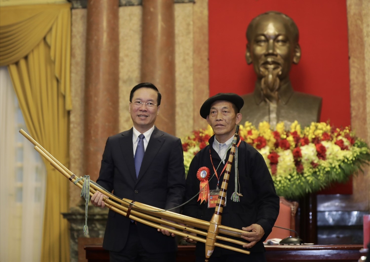 Đại diện Người có uy tín thay mặt Đoàn đại biểu tặng Chủ tịch nước Võ Văn Thưởng chiếc khèn của dân tộc Mông