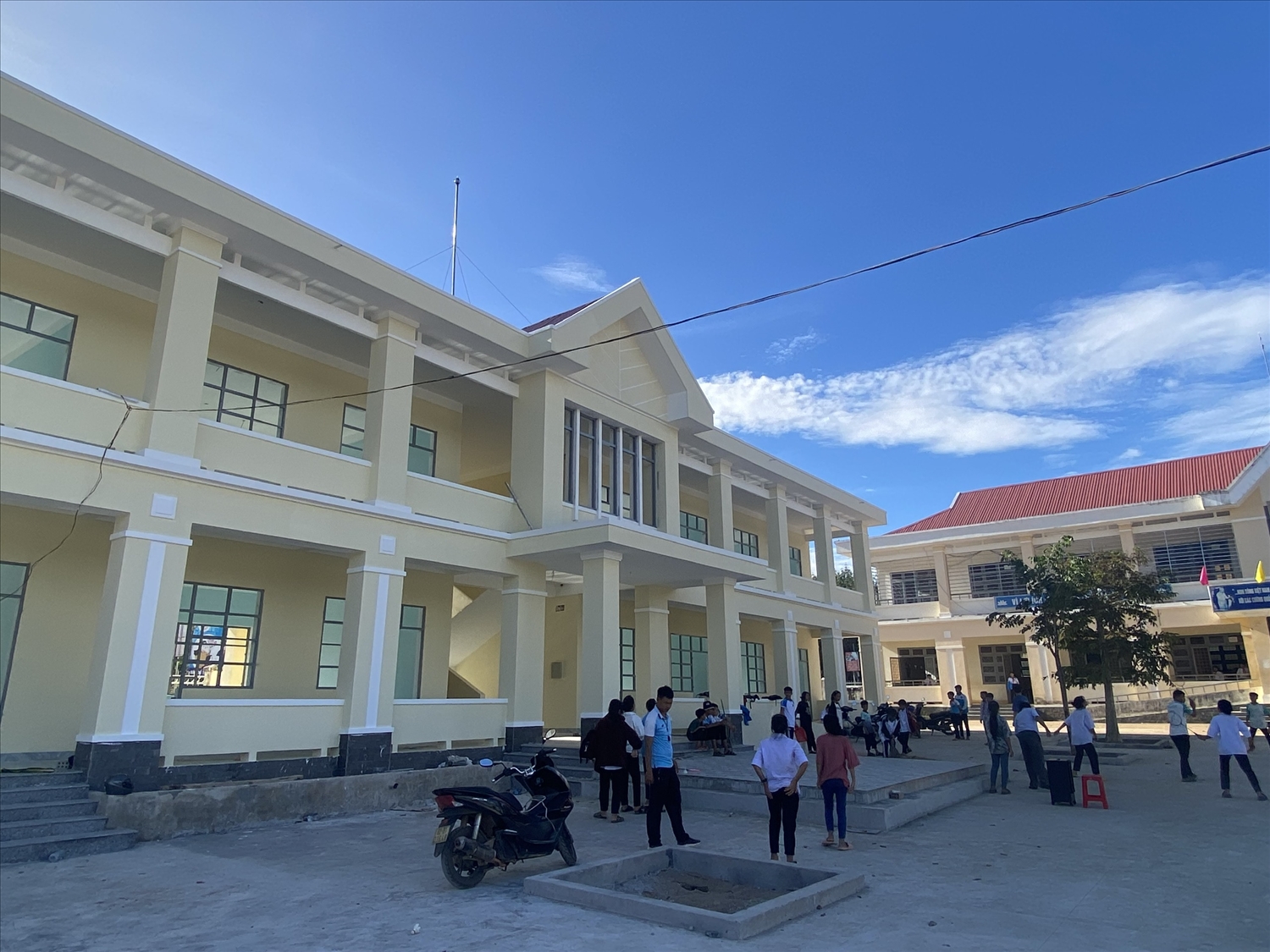 Giáo viên và học sinh Trường Tiểu học – Trung học sở sở Hùng Vương, xã Ia Đal phấn khởi khi được đầu tư xây dựng thêm các phòng học