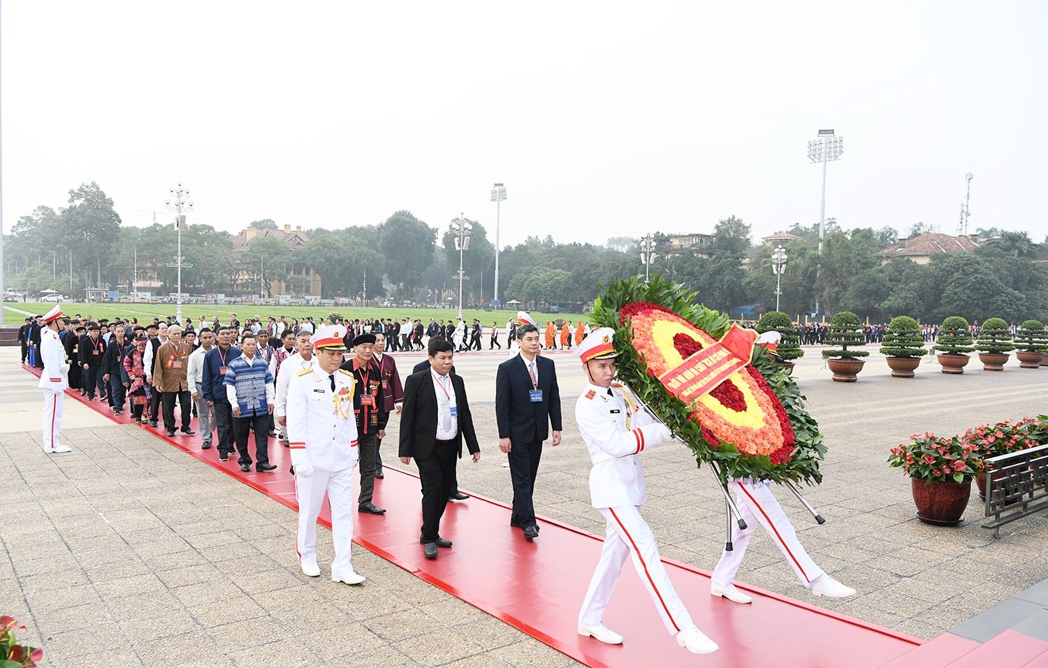 Đoàn đại biểu dâng hoavà vào Lăng viếng Chủ tịch Hồ Chí Minh