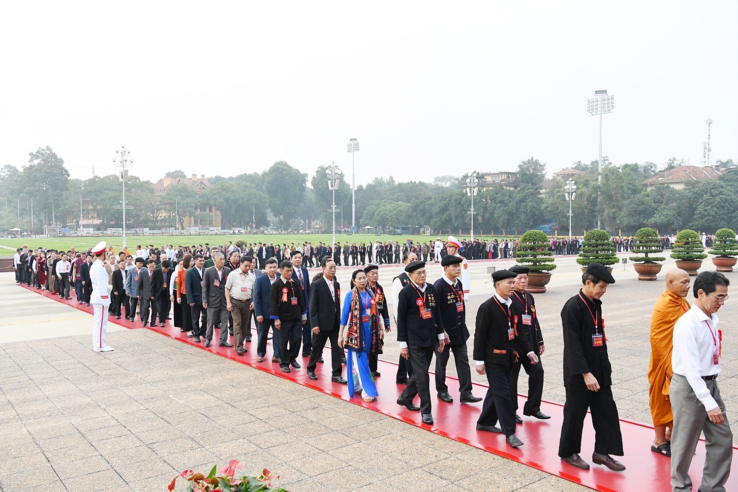(Tin HỘI NGHỊ BIỂU DƯƠNG NCUT - ĐÃ BT) Đoàn đại biểu Người có uy tín tiêu biểu trong đồng bào DTTS toàn quốc vào Lăng viếng Chủ tịch Hồ Chí Minh 4