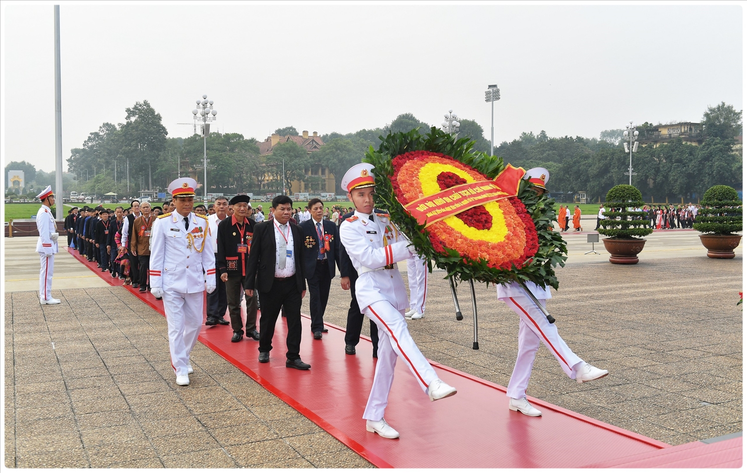 Vòng hoa của Đoàn đại biểu mang dòng chữ “Đời đời nhớ ơn Chủ tịch Hồ Chí Minh vĩ đại