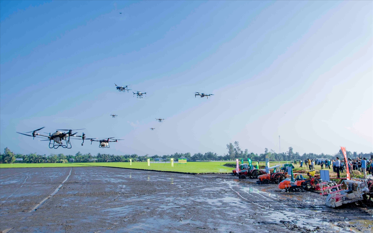 Các máy bay (Drone) sử dụng trong nông nghiệp trình diễn tại buổi lễ