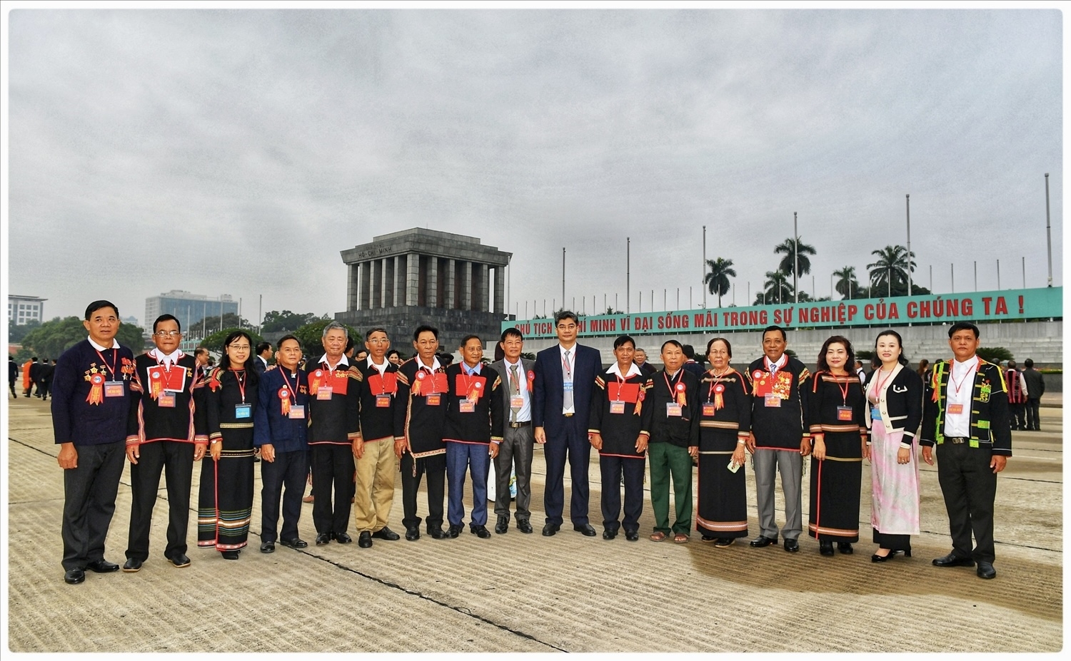 Thứ trưởng, Phó Chủ nhiệm UBDT Y Vinh Tơr chụp ảnh lưu niệm cùng các đại biểu trước Lăng Chủ tịch Hồ Chí Minh