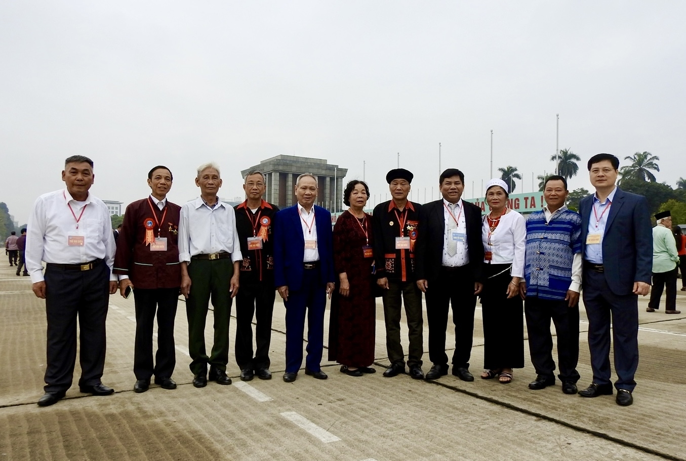 Thứ trưởng, Phó Chủ nhiệm UBDT Y Thông chụp ảnh lưu niệm cùng các đại biểu trước Lăng Chủ tịch Hồ Chí Minh