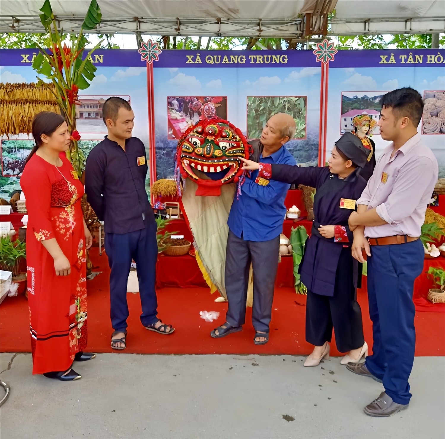 Người uy tín trên địa bàn xã Quang Trung, huyện Bình Gia tuyên truyền về việc bảo tồn điệu múa sư tử mèo đến thế hệ trẻ.