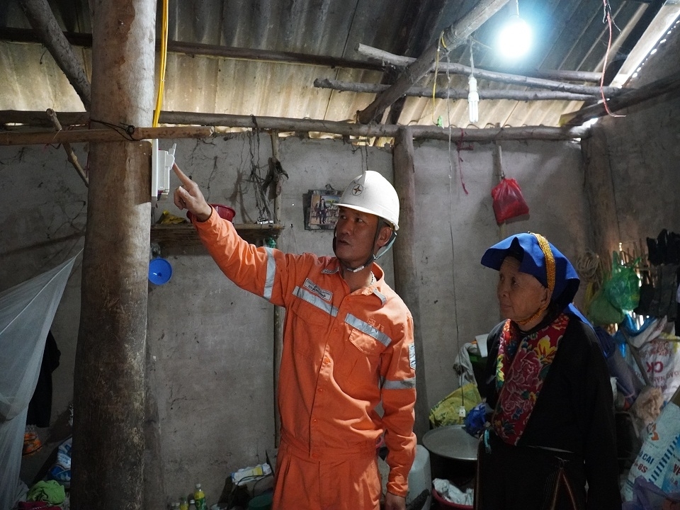 Công nhân Điện lực Ba Chẽ (Quảng Ninh) sửa chữa điện cho hộ nghèo nhân Tháng Tri ân khách hàng năm 2022