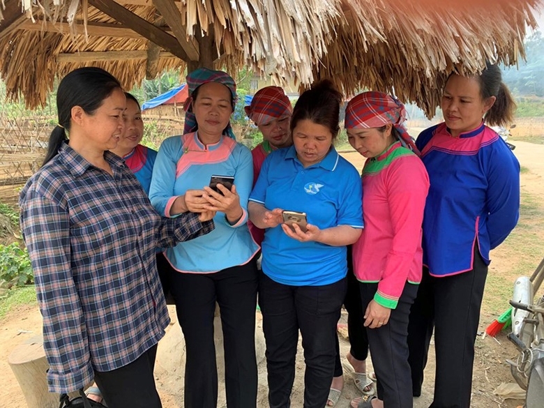 Hạ tầng được đầu tư giúp đồng bào DTTS thuận lợi tiếp cận thông tin. (Trong ảnh: Người dân ở xã Mường Hum, huyện Bát Xát, tỉnh Lào Cai sử dụng điện thoại thông minh để tiếp cận thông tin)