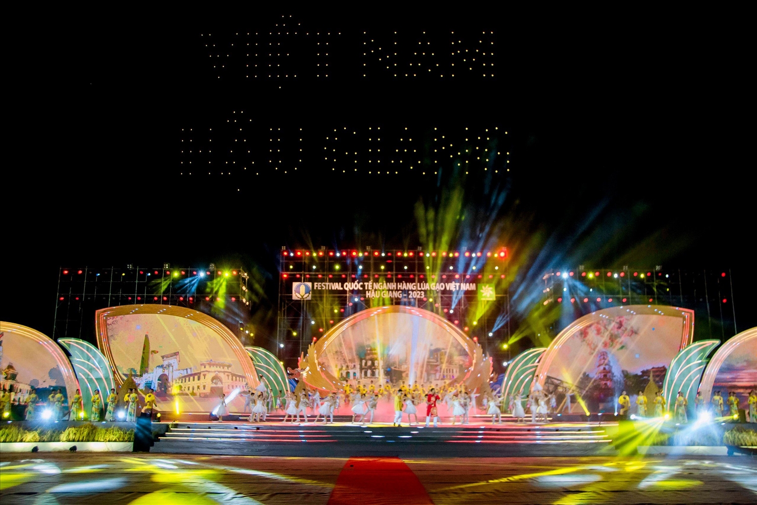Lung linh sắc màu đêm nghệ thuật tại l ễ khai mạc Festival quốc tế ngành hàng lúa gạo Việt Nam - Hậu Giang 2023.