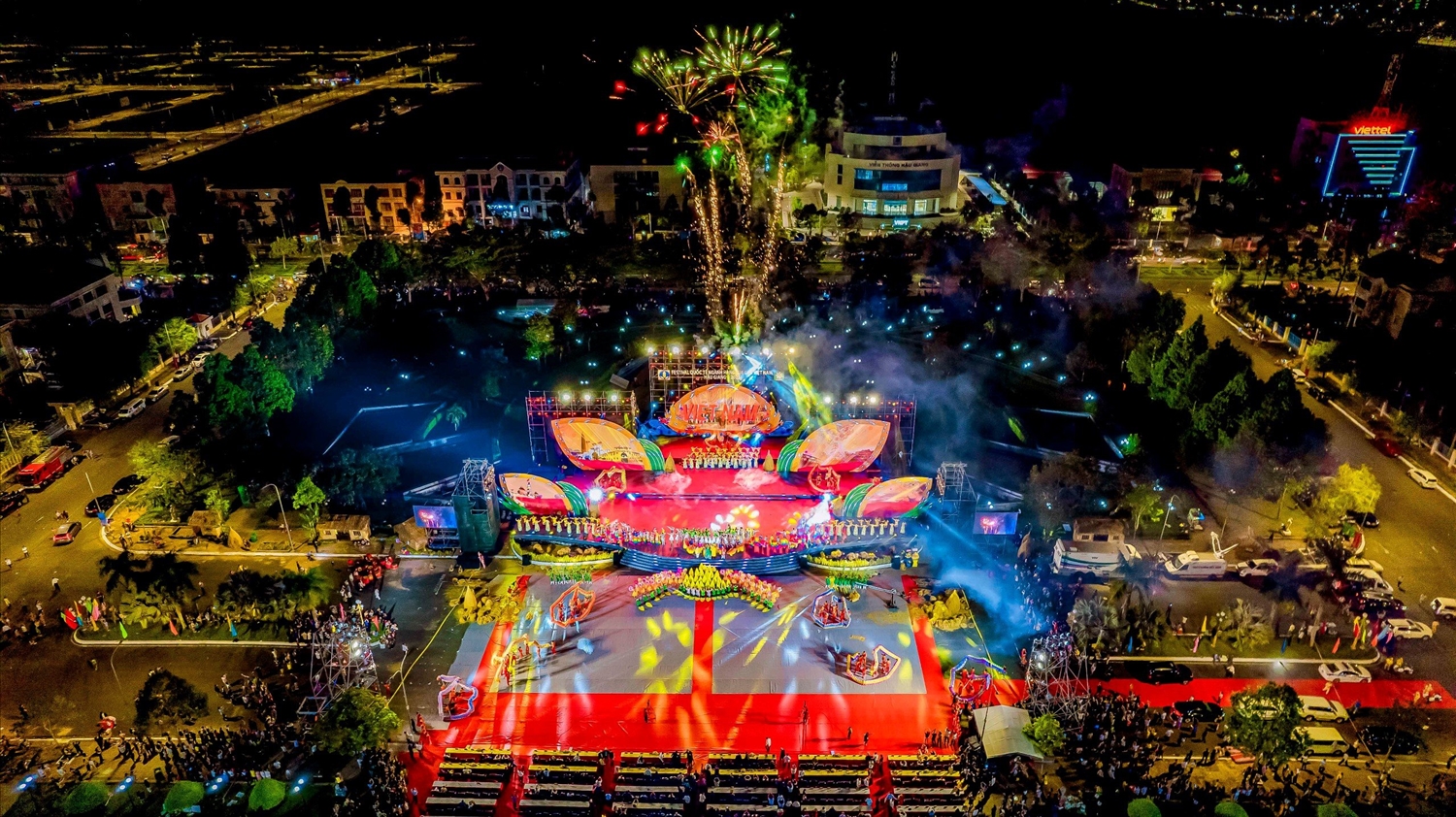 Drone trình diễn xếp hình nghệ thuật tại lễ khai mạc Festival quốc tế ngành hàng lúa gạo Việt Nam - Hậu Giang 2023