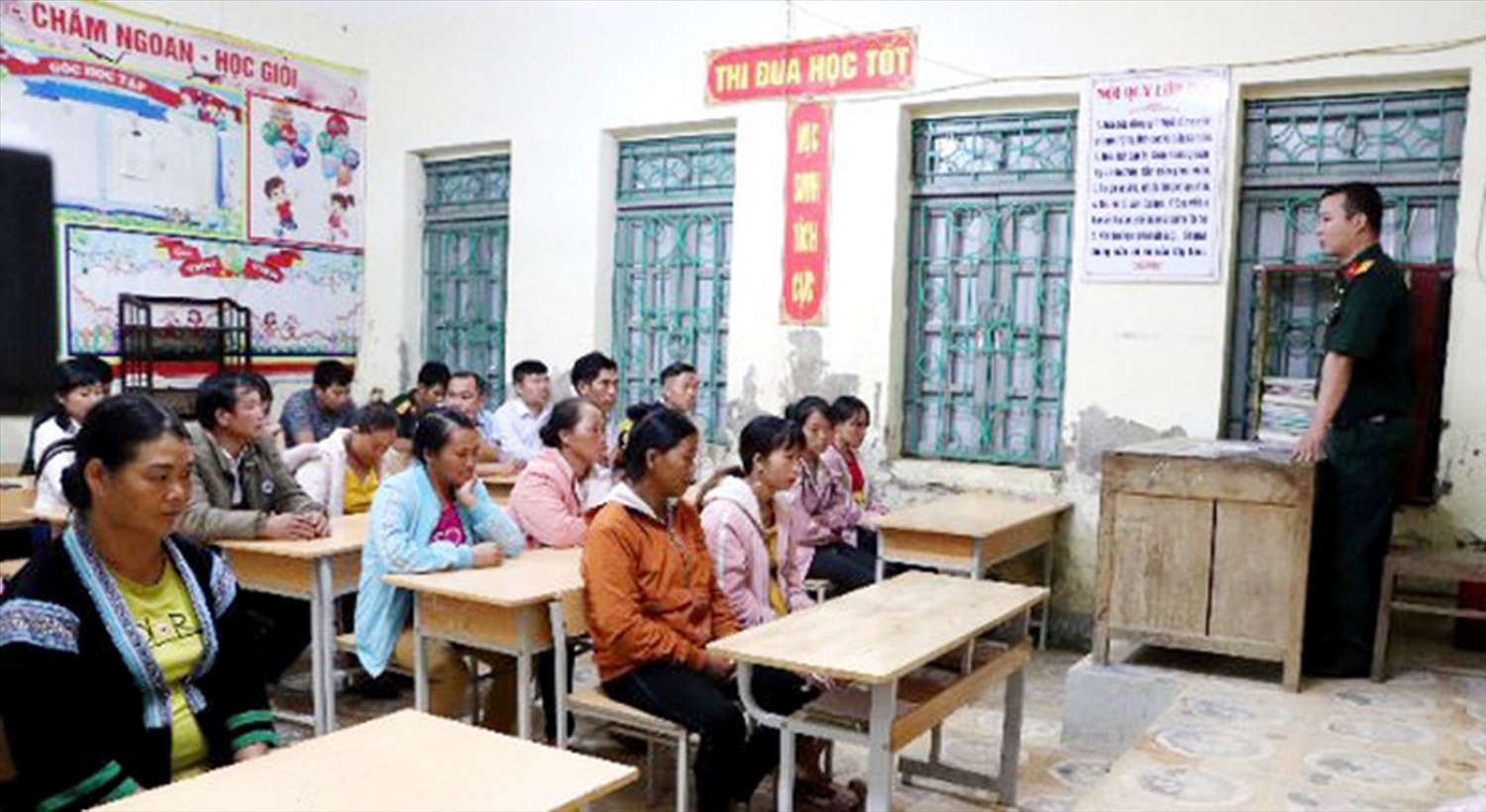 Lớp học xóa mù chữ tại bản Dền Thàng A, xã Dào San, huyện Phong Thổ