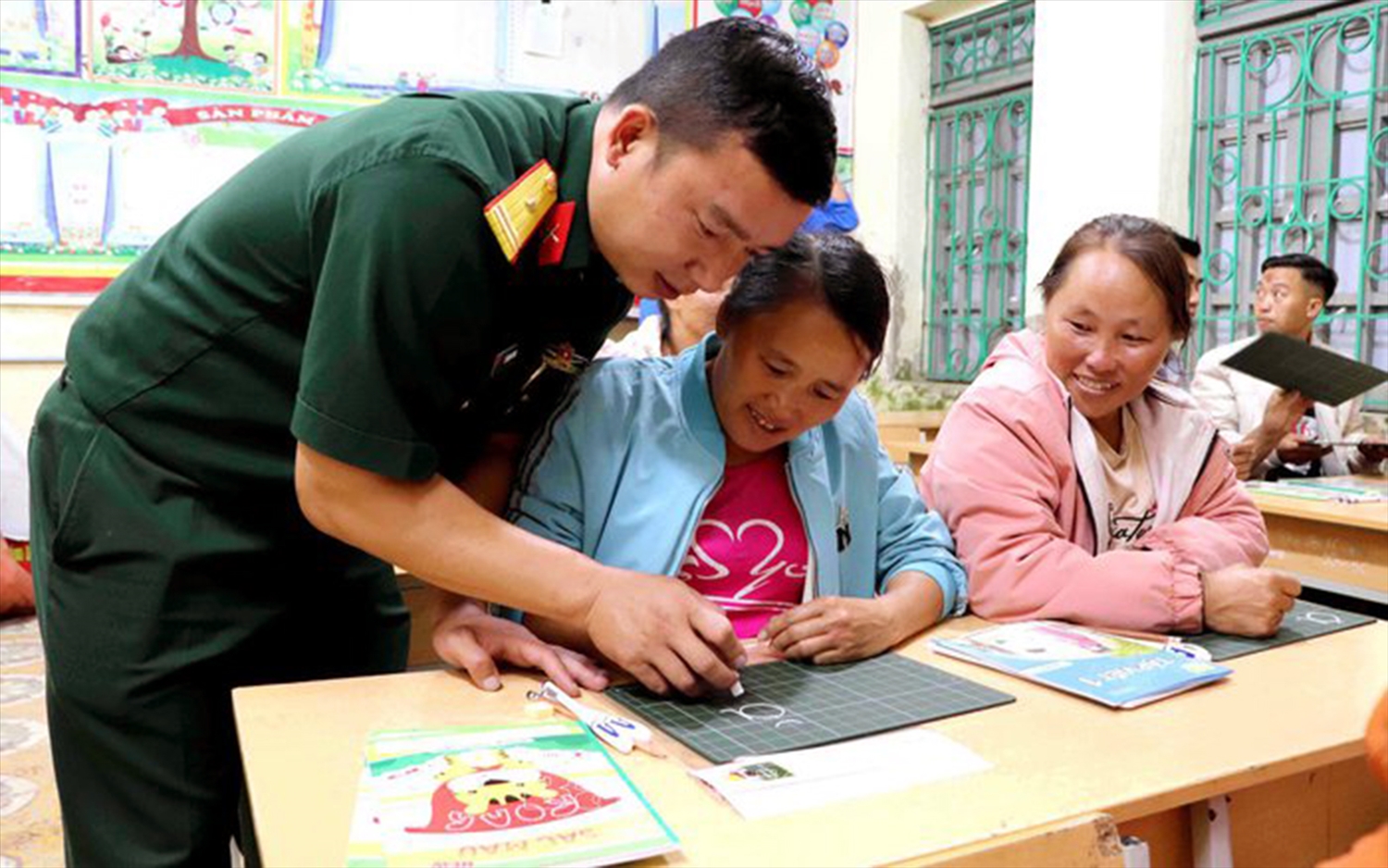 Chiến sĩ Đoàn KT-QP 356 dạy chữ cho bà con DTTS