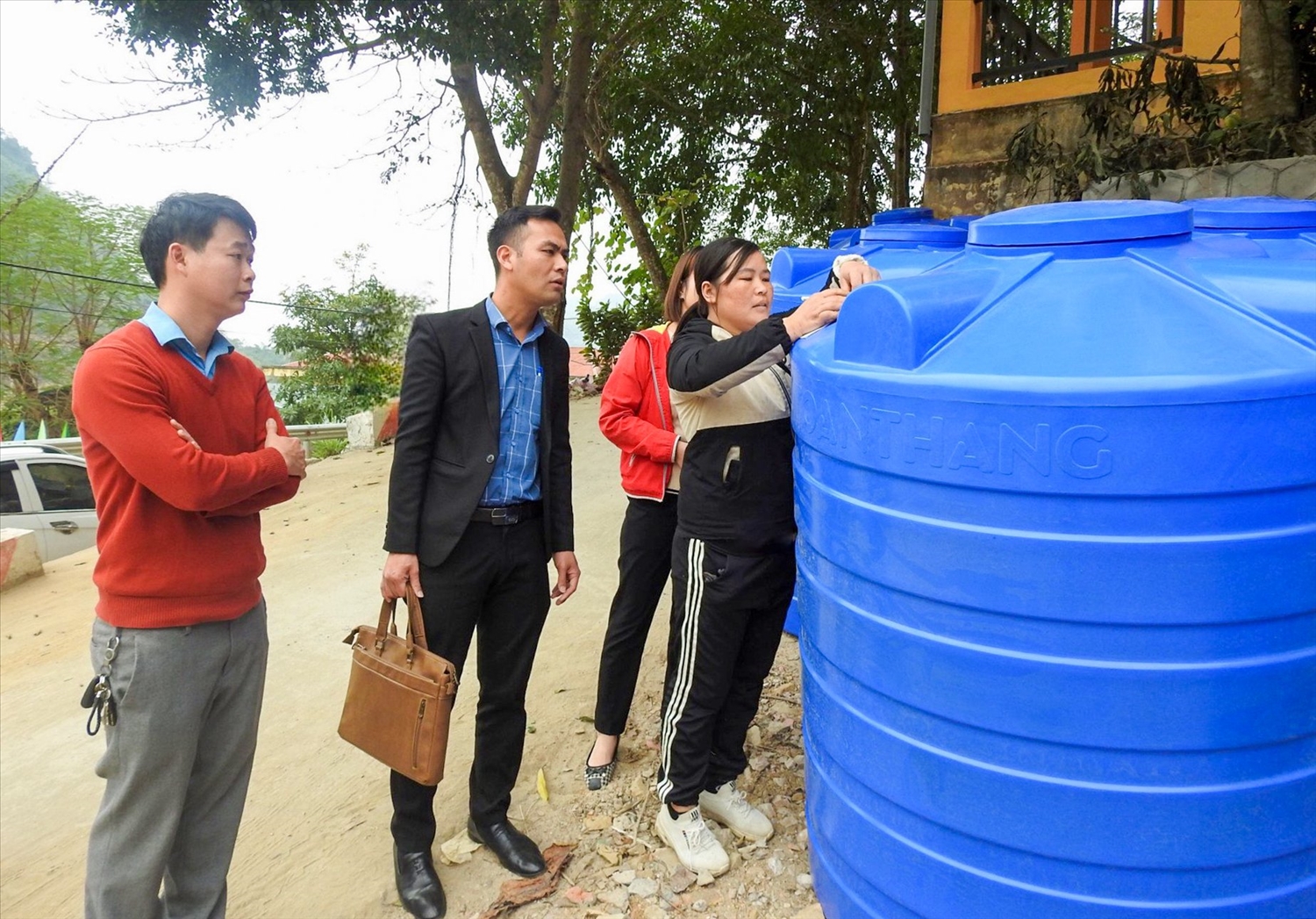 Cán bộ Phòng Dân tộc huyện Đà Bắc trao téc nước cho hộ nghèo. (Trong ảnh: Hộ nghèo xã Hiền Lương kí nhận téc nước từ nguồn vốn Dự án 1, Chương trình MTQG 1719)