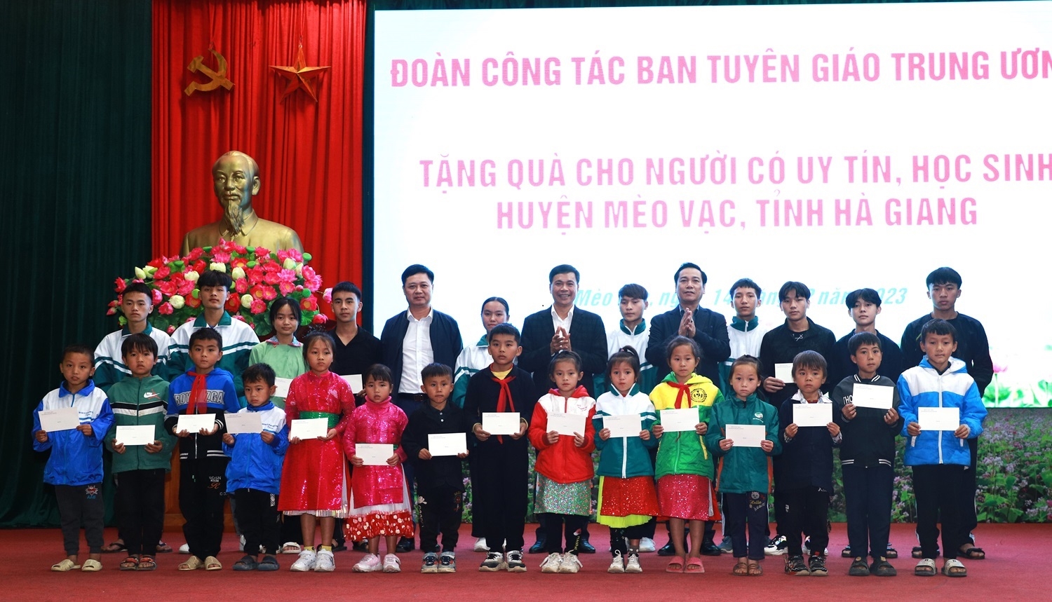 Đồng chí Phạm Văn Tú, Bí thư Huyện ủy Mèo Vạc và các đại biểu trao học bổng cho học sinh có hoàn cảnh khó khăn tại huyện Mèo Vạc (tỉnh Hà Giang)