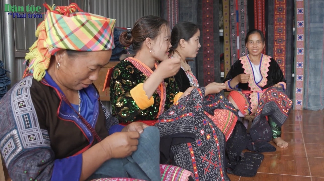 Phụ nữ dân tộc Mông ở xã Nà Bủng huyện Nậm Pồ, tỉnh Điện Biên lưu giữ nghề truyền thống