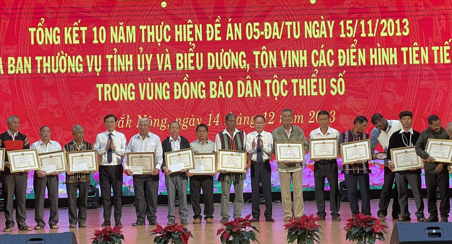 Chủ tịch UBND tỉnh Đắk Nông Hồ Văn Mười tặng Bằng khen cho các cá nhân tiêu biểu